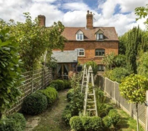 Romantic Cotswold Cottage- dog friendly and village location